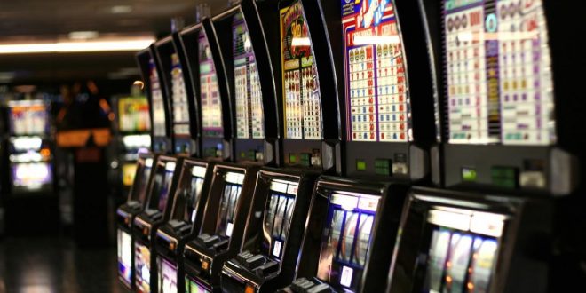 Pros and Cons of Playing at an Online Slot Agent